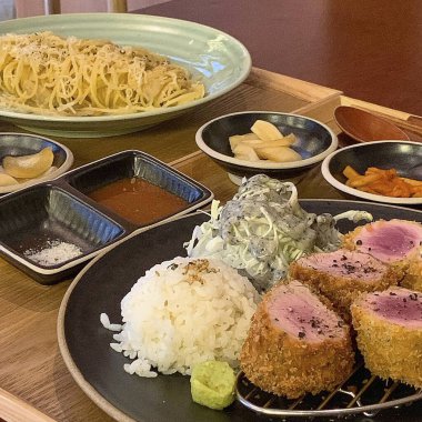 Lezzetli Asya yemeklerinin yakın görüntüsü