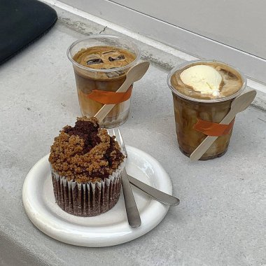 Beyaz arka planda bir fincan kahve ve bir bardak süt.