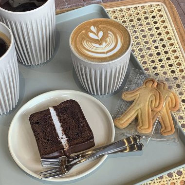 Lezzetli çikolatalı kek ve kahveli kurabiye.