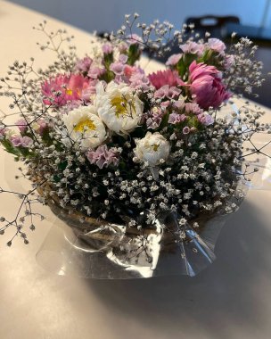 Vazoda güzel bir buket çiçek.