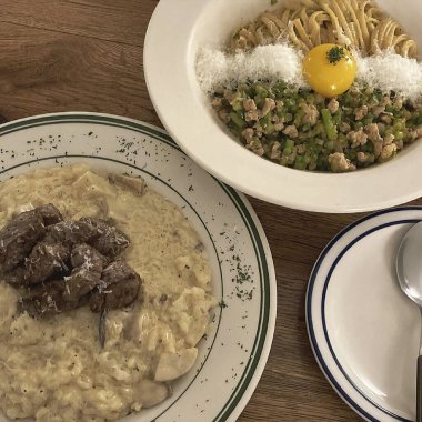 Tahta bir arka planda mantarlı, tavuklu ve peynirli makarna