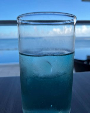 Sahilde buzlu mavi cam..