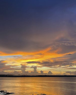 Gölde güzel bir gün batımı