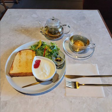 Masada limon ve ekmek olan bir fincan çay.