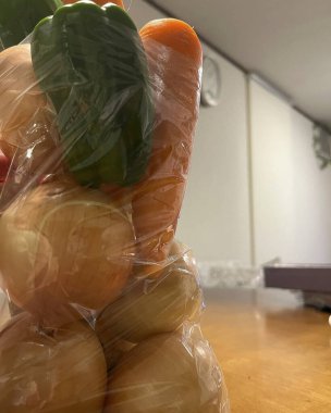 Sebze ve plastik atık dolu plastik poşetler.