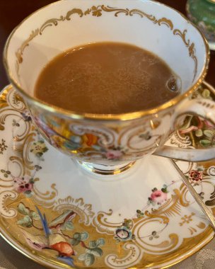 bir tabloda bir kaşıkla kahve