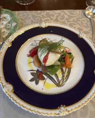 Beyaz bir masada lüks bir düğün yemeği.