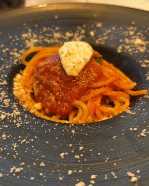 Tabakta spagetti bolonez.