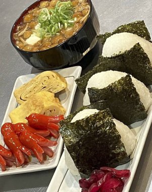 Lezzetli Asya yemeklerinin yakın görüntüsü