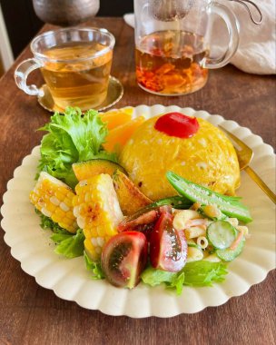 Kızarmış pilav, kızarmış tavuk ve sebze.