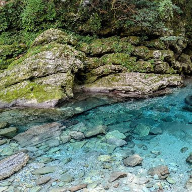 Dağlarda güzel bir şelale. doğa arkaplanı.