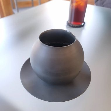 Siyah kahve fincanı ahşap masada.