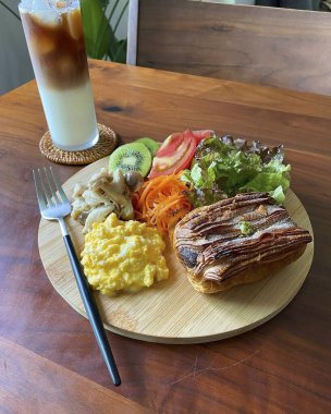 Tavuklu sandviç, sebze, yumurta ve ekmek.