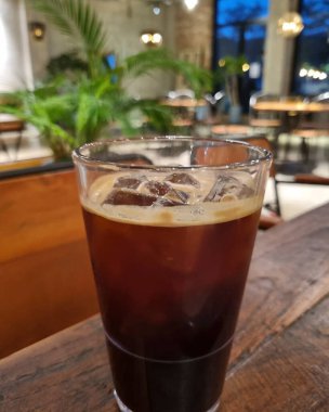 Kahve fincanı ve kahve ahşap masada.