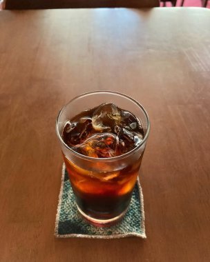 Bir bardak buzlu kola.