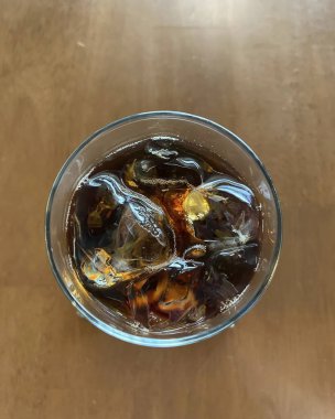 Bir bardak buzlu buz ve bir bardak kola..