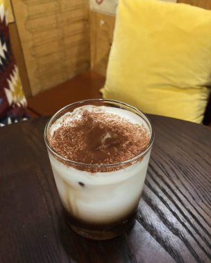 Buzlu ve kahveli bir bardak sıcak içecek.