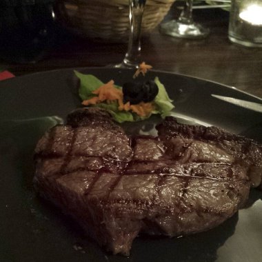 Izgara biftek, patates ve salata.