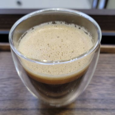 Şeffaf bardakta kahve.