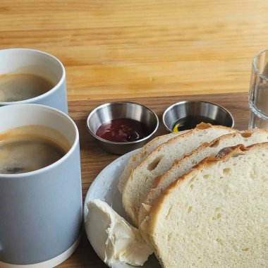 Tahta masada taze ekmek ve tereyağı kreması.