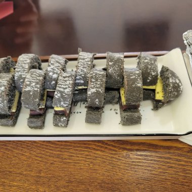 Suşi masada yuvarlanıyor.