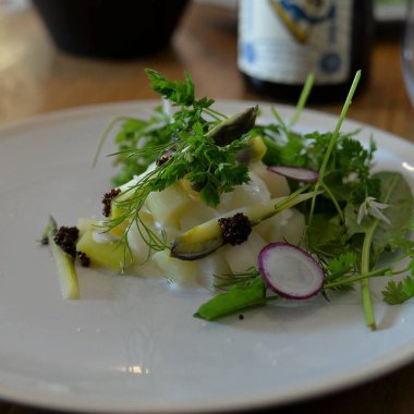 Kuşkonmaz ve peynirli taze salata.