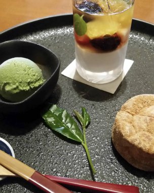 Kremalı ve meyveli tatlı.