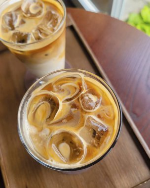 Bir bardak samanlı buzlu kahve.