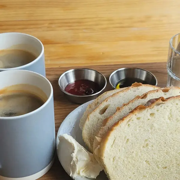 Tahta masada taze ekmek ve tereyağı kreması.