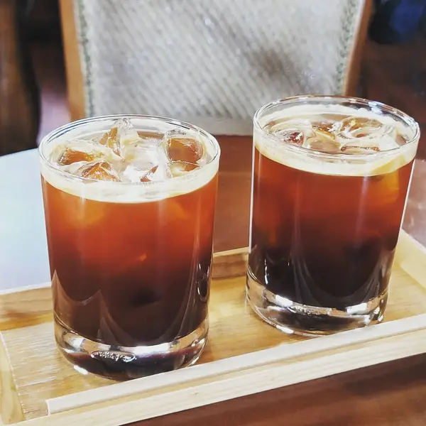 Süt ve buzlu buzlu kahve.