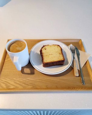 kahve fincanı ve kek ahşap masada.