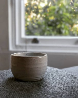 Ahşap zeminde çay ve çaydanlık.