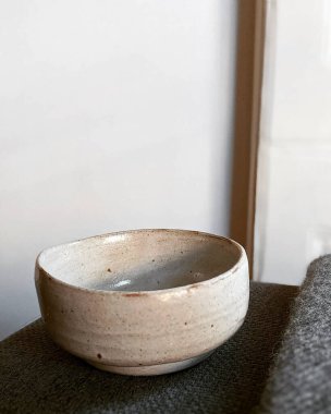 Bir fincan kahveyi kaşıkla kapat.