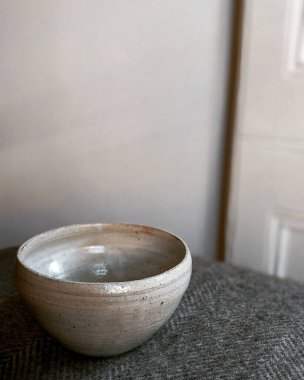 Tahta kaşıklı beyaz seramik tabak.