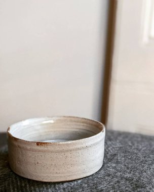 Boş seramik kâse ve kase beyaz arka planlı ahşap masada.