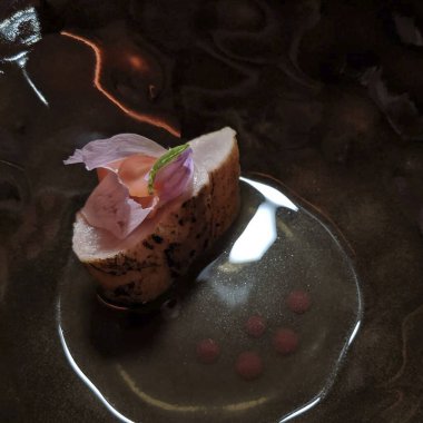 Böğürtlenli ve kremalı kek