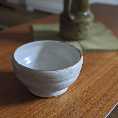 Seramik kâse ve masada seramik kase.