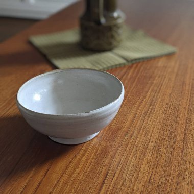 Bir fincan ve beyaz bir seramik kase.