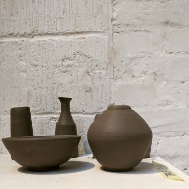 beyaz zemin üzerine seramik