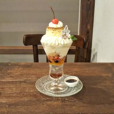 Krem şantili ve şuruplu dondurma