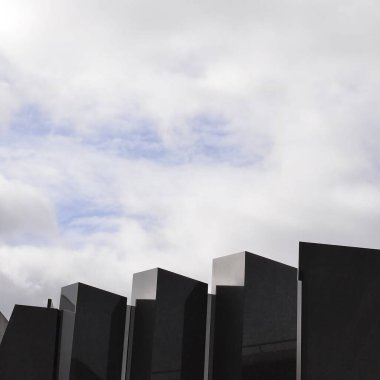 Gökyüzüne karşı siyah çatı kiremitleri