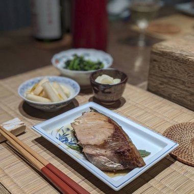 Sebzeli ve soslu ızgara somon.