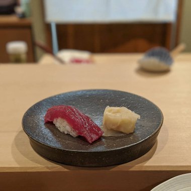 Japon mutfağı. Somon ve pilavlı suşi.