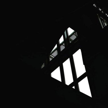 Siyah arkaplanı olan eski ahşap pencere