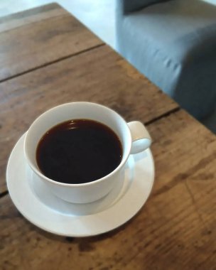 Sade kahve ve kahve fincanı masada.