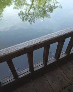 Göl kıyısındaki ahşap iskele