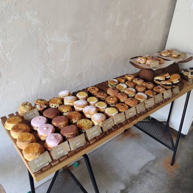 Lezzetli taze çörekler masada.