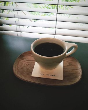 Kahve fincanı masanın üstünde.