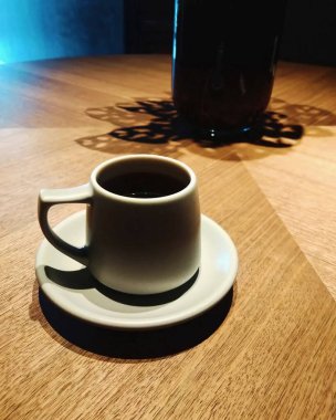 Masanın üzerinde sade kahve.