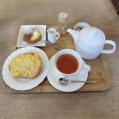 Kahve, ekmek ve tereyağı ile kahvaltı